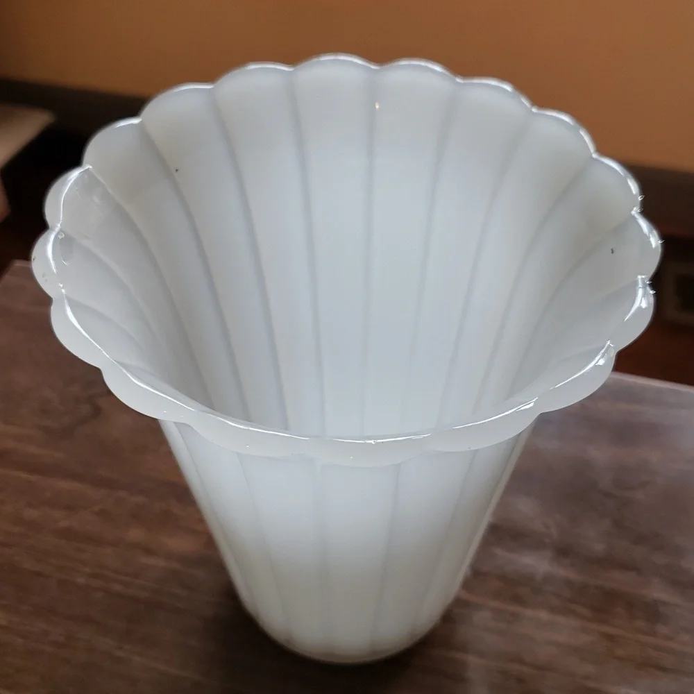 Beaumont Ferlux Vtg Clambroth vase